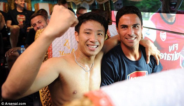 Arsenal fan runs 5km 15 minutes to team bus Vietnam Article-2365131-1AD59F87000005DC-241_634x365