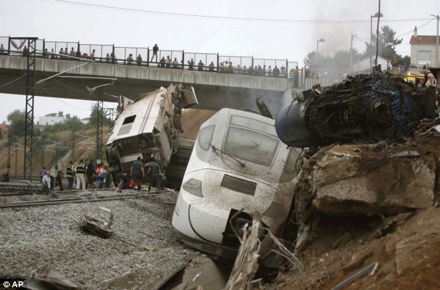 بالصور //  اسبانيا قتل 77 من ركاب القطار على الأقل، وأصيب العشرات بجروح  Article-2377113-1AFABE83000005DC-628_638x420