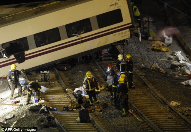 بالصور //  اسبانيا قتل 77 من ركاب القطار على الأقل، وأصيب العشرات بجروح  Article-2377113-1AFAC0A1000005DC-439_638x443