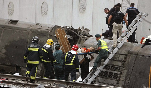 بالصور //  اسبانيا قتل 77 من ركاب القطار على الأقل، وأصيب العشرات بجروح  Article-2377113-1AFAC3FD000005DC-832_634x370