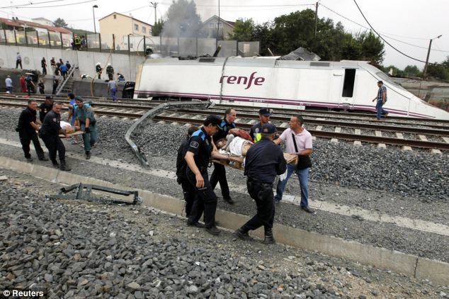 بالصور //  اسبانيا قتل 77 من ركاب القطار على الأقل، وأصيب العشرات بجروح  Article-2377113-1AFAF7DC000005DC-436_634x422