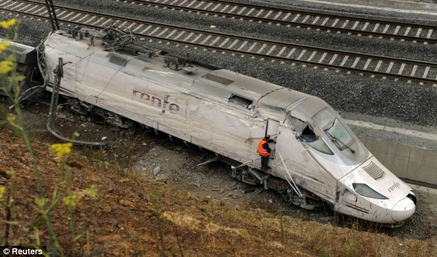 بالصور //  اسبانيا قتل 77 من ركاب القطار على الأقل، وأصيب العشرات بجروح  Article-2377113-1AFC2BF4000005DC-633_634x373