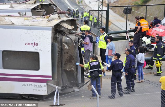 بالصور //  اسبانيا قتل 77 من ركاب القطار على الأقل، وأصيب العشرات بجروح  Article-2377113-1AFC3023000005DC-390_634x411