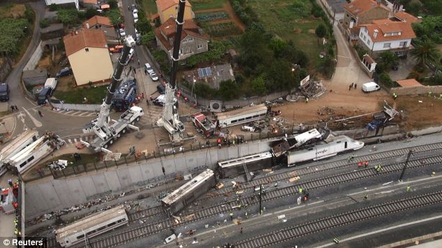 بالصور //  اسبانيا قتل 77 من ركاب القطار على الأقل، وأصيب العشرات بجروح  Article-2377113-1AFCEAD2000005DC-502_634x357