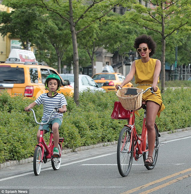 Mommy and Me Solange Knowles and son had some family time together Article-2377573-1AFC7BFD000005DC-496_634x643