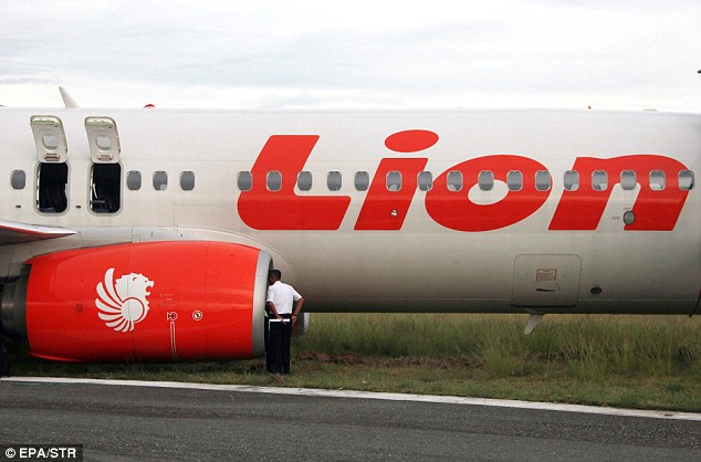 POUSO - [Internacional] Avião indonésio colide com vaca durante pouso Article-2386727-1B329651000005DC-348_634x418