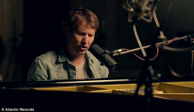 VIDEO - EXCLUSIVE: James Blunt pays tribute to Whitney Houston in the new acoustic video for Miss America Article-2391651-1B4701AC000005DC-590_638x367