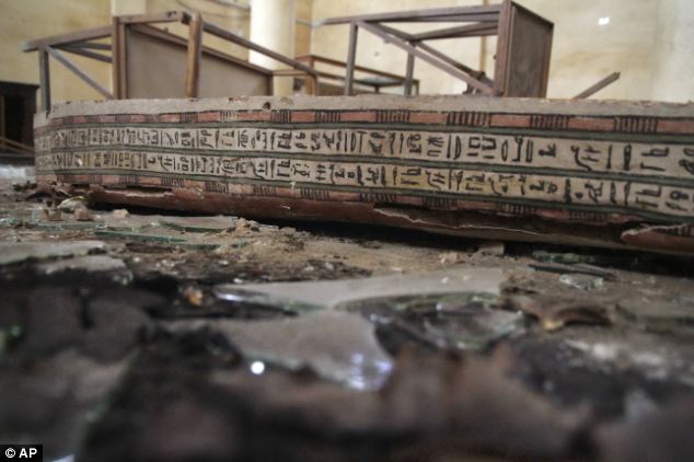 Looters ransack Egyptian antiques museum Article-2396100-1B56F8C4000005DC-46_634x422