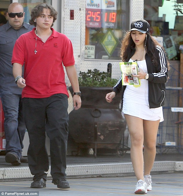 [NUOVE FOTO] Prince, Paris e Blanket Jackson  - Pagina 29 Article-0-1BC61739000005DC-249_634x682