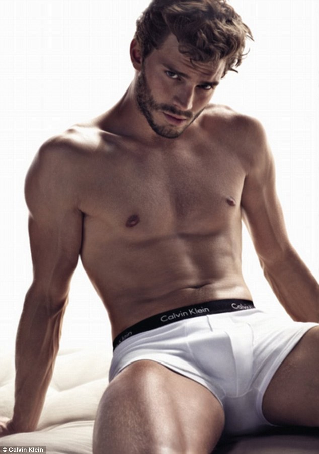 Jamie Dornam o nuestro Christian Grey Article-0-18BDAF2200000578-720_634x903