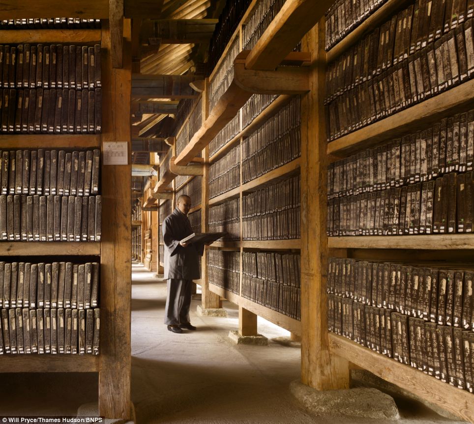 World's Stunning Libraries Article-2465776-18D129B300000578-775_964x863