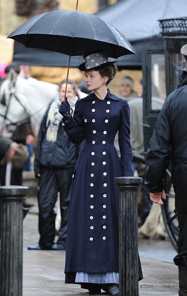 madding - Loin de la foule déchaînée de Thomas Vinterberg avec Carey Mulligan (2014) Article-2469171-18DDF0B400000578-208_634x1002