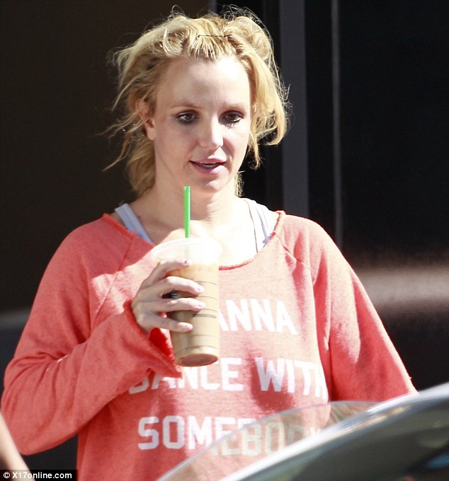 Britney >> Candids, apariciones, etc..  [3] - Página 43 Article-0-18E4846200000578-801_634x680