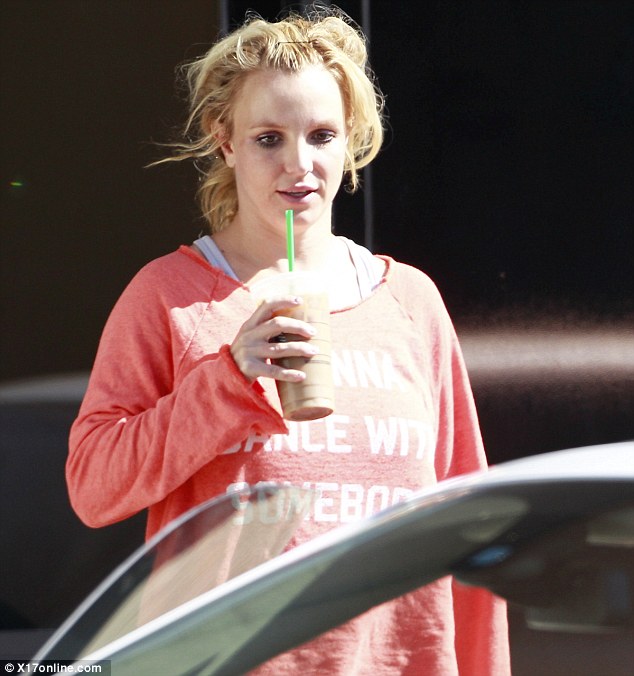 Britney >> Candids, apariciones, etc..  [3] - Página 43 Article-0-18E4856000000578-457_634x676