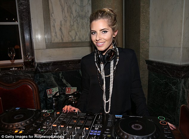 Saturday >> Mollie King - Página 16 Article-2480752-1916E78B00000578-990_634x467