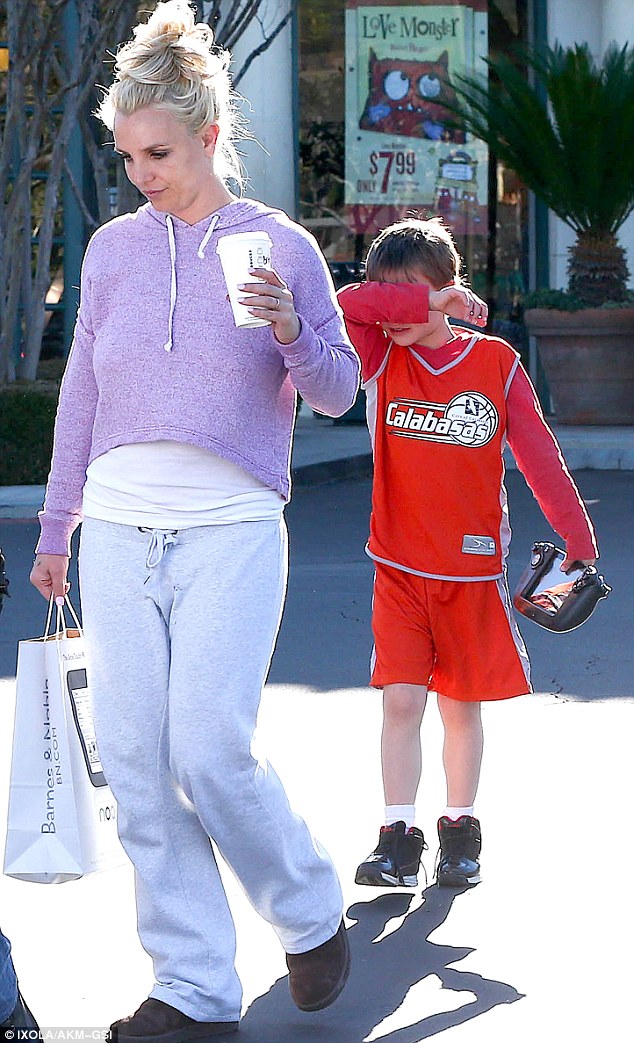 Britney >> Candids, apariciones, etc.. [4] Article-2542031-1AC6CE9700000578-203_634x1043