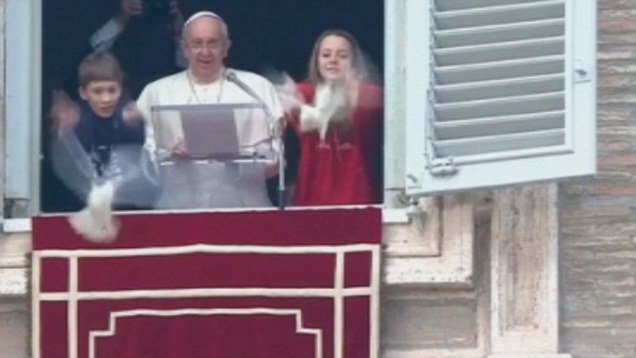 POPE RELEASES PEACE DOVES TO MEET DEMISE INSTANTLY Video-undefined-1AF9EAB000000578-848_636x358