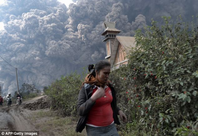 Deadly Eruption of Mt. Sinaburg n the island of Sumatra, Indonesia Article-0-1B1DFE7C00000578-423_634x435