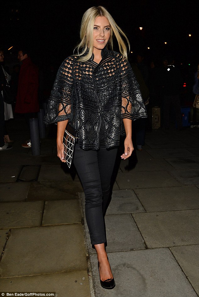 Saturday >> Mollie King - Página 20 Article-0-1B8EFBCE00000578-888_634x947