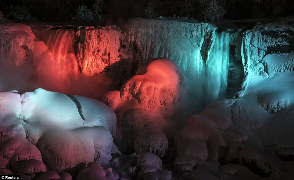 Global warming has frozen Niagra Falls Article-0-1C05995E00000578-2_964x591