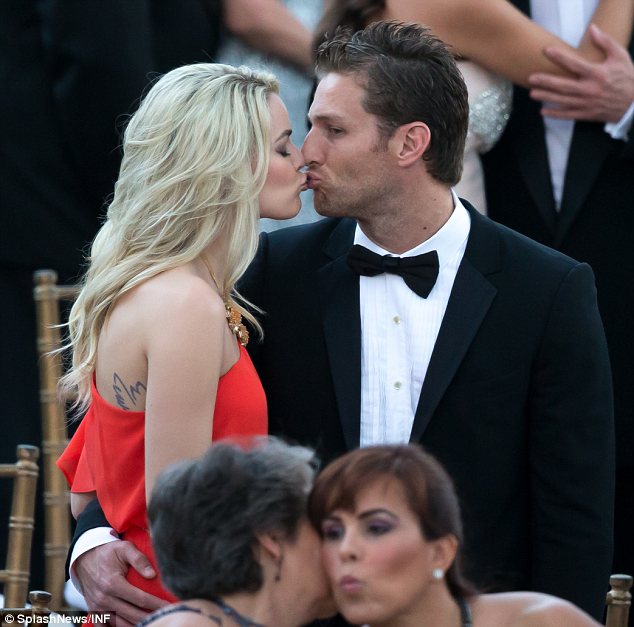 Juan Pablo Galavis & Nikki Ferrell - Fan Forum - Pictures - Videos - Articles and Interviews - No Discussion - Page 2 Article-2582172-1C5CD41D00000578-943_634x627