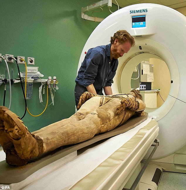 mummy scan Article-2600526-1CF557DF00000578-756_634x650