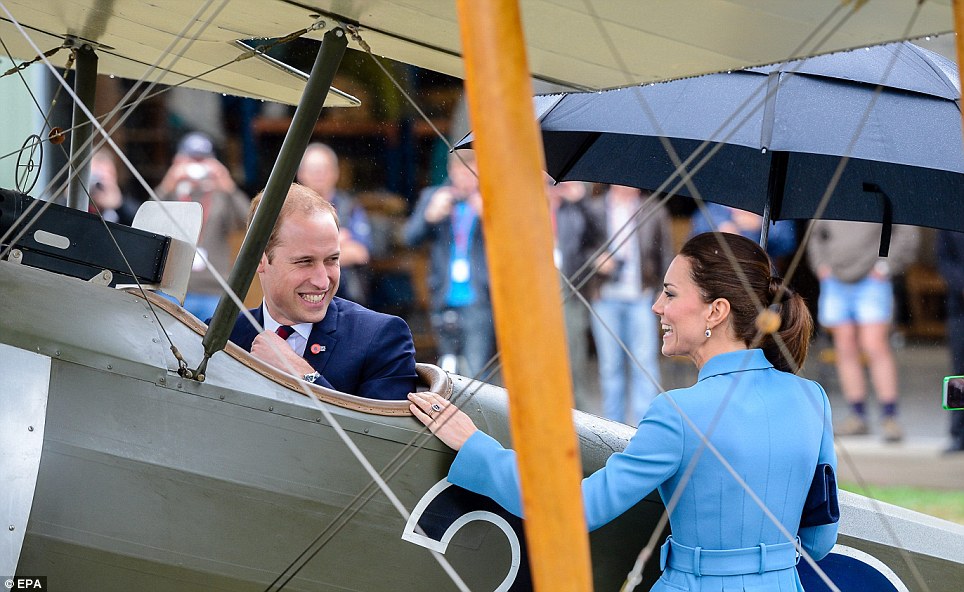 Mariage du prince William et Kate Middleton - Page 41 Article-2601214-1CFBFFF300000578-991_964x592