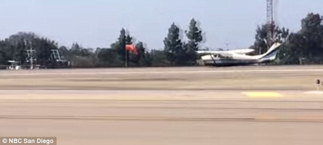 [Internacional] Piloto consegue aterrissar avião sem trem de pouso na Califórnia - Vídeo Article-2610090-1D40EB8300000578-225_634x286
