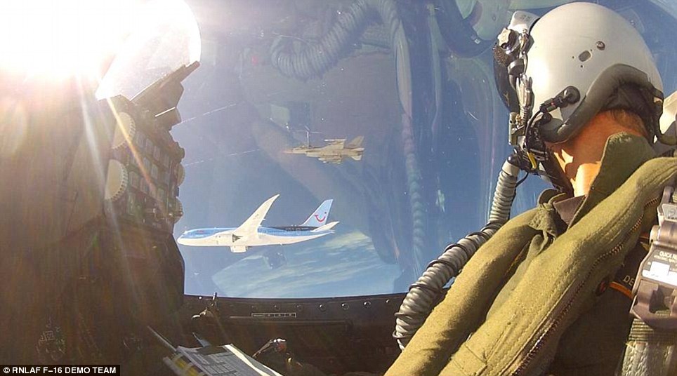 طيار F-16 يلتقط Selfie لنفسه على ارتفاع 30 ألف قدم أثناء حراسته لطائرة «بوينج» Article-2655062-1EA972CC00000578-191_964x536