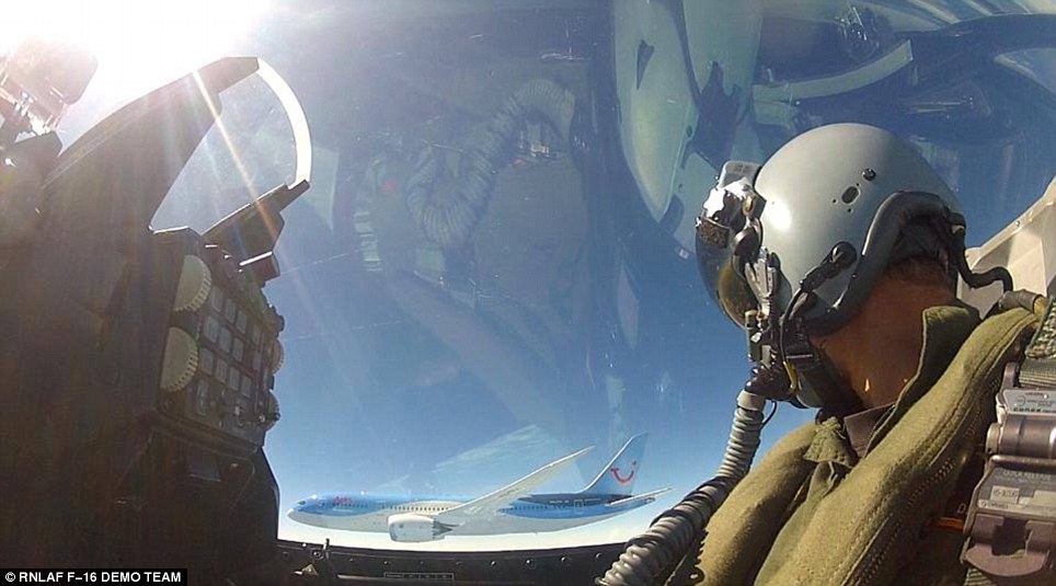 طيار F-16 يلتقط Selfie لنفسه على ارتفاع 30 ألف قدم أثناء حراسته لطائرة «بوينج» Article-2655062-1EA972D300000578-545_964x535