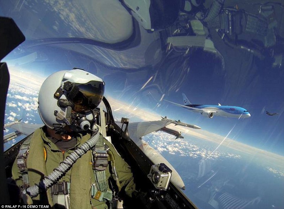 طيار F-16 يلتقط Selfie لنفسه على ارتفاع 30 ألف قدم أثناء حراسته لطائرة «بوينج» Article-2655062-1EA972DA00000578-950_964x710