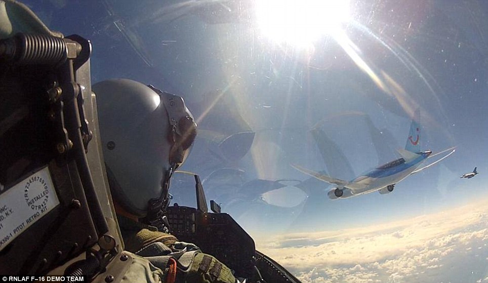 طيار F-16 يلتقط Selfie لنفسه على ارتفاع 30 ألف قدم أثناء حراسته لطائرة «بوينج» Article-2655062-1EA972E700000578-413_964x559