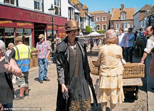 Mapp and Lucia BBC 2014 - Page 2 Article-2679847-1F5AB6BD00000578-35_634x456