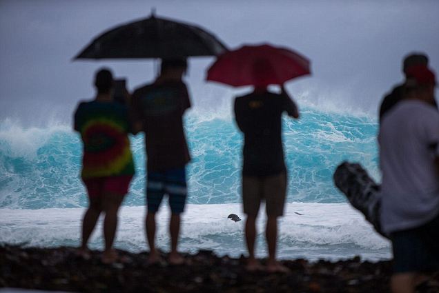 HAWAII BRACES FOR DOUBLE STORMS... Article-2719454-2059D43800000578-511_636x425