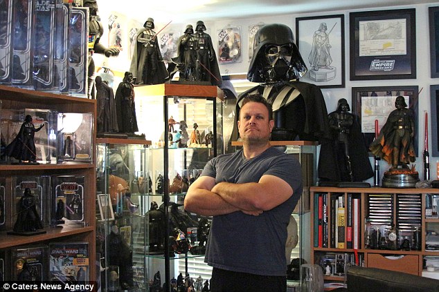 La impresionante colección sobre Darth Vader de un fan de Star Wars 1410426746860_wps_1_PIC_FROM_CATERS_NEWS_PICT