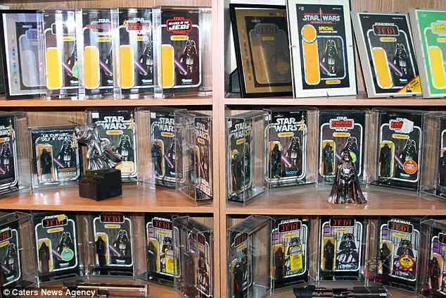 La impresionante colección sobre Darth Vader de un fan de Star Wars 1410427307718_wps_3_PIC_FROM_CATERS_NEWS_PICT