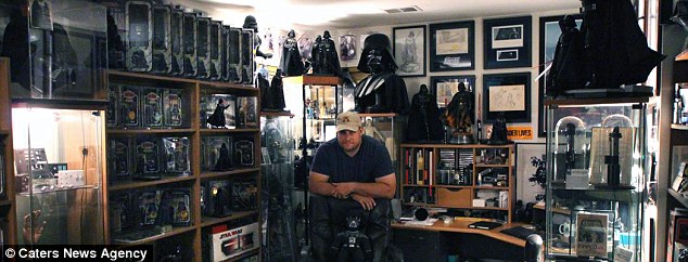 La impresionante colección sobre Darth Vader de un fan de Star Wars 1410427929700_wps_5_PIC_FROM_CATERS_NEWS_PICT