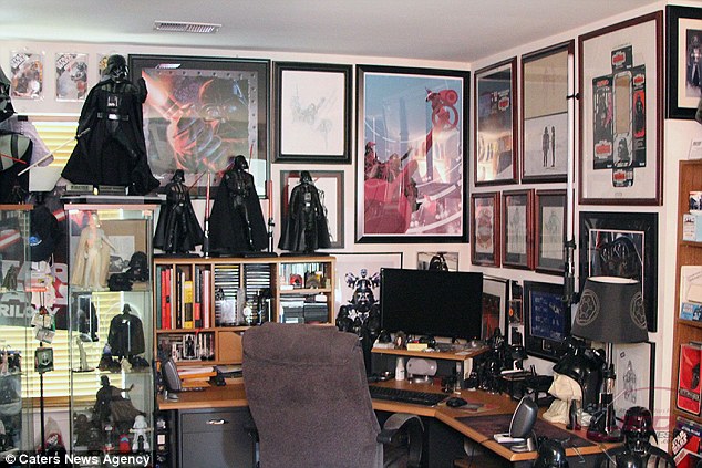 La impresionante colección sobre Darth Vader de un fan de Star Wars 1410428171416_wps_6_PIC_FROM_CATERS_NEWS_PICT