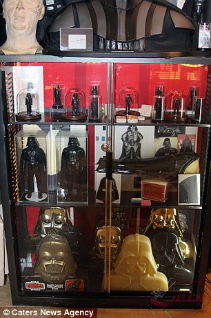 La impresionante colección sobre Darth Vader de un fan de Star Wars 1410428479396_Image_galleryImage_PIC_FROM_CATERS_NEWS_PICT