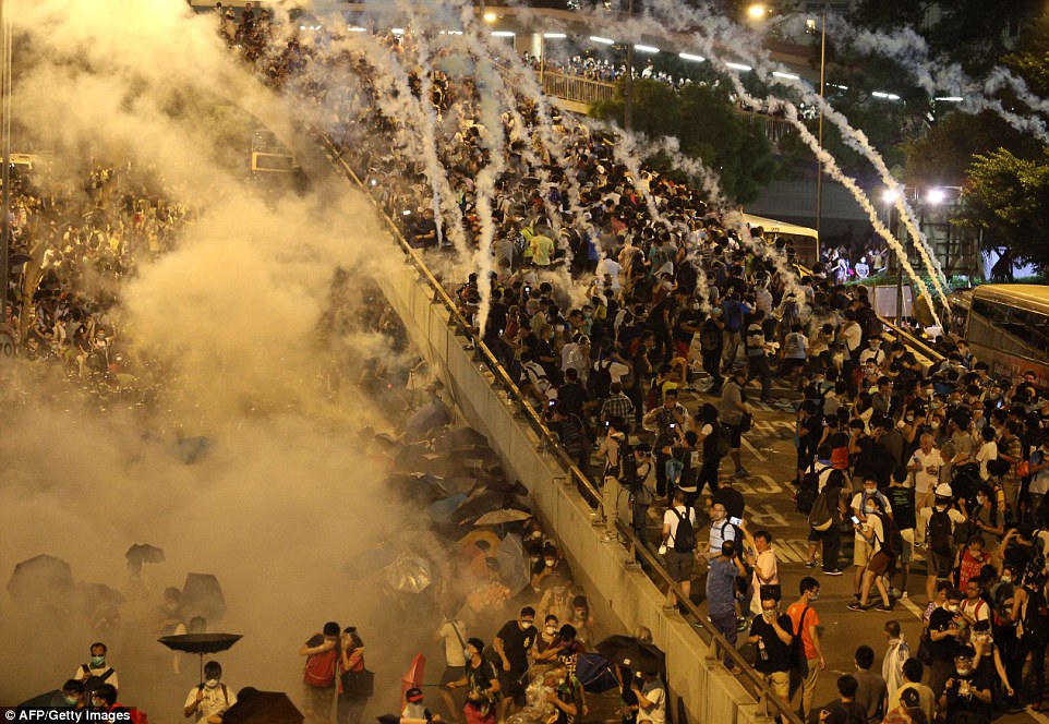 FOTO REPORTAZH | Sa larg mund të shkojnë këta protestues në Kinë? 1411910316065_wps_23_Police_fire_tear_gas_upon