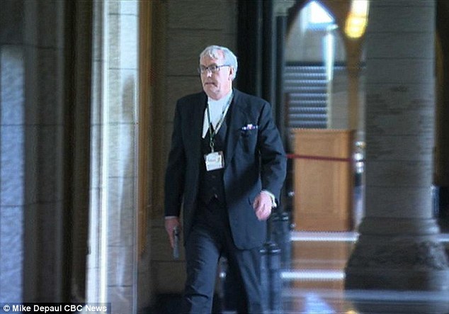 Shooting at Canadian parliament 1414066041612_Image_galleryImage_Kevin_Vickers_Gun_In_Hand