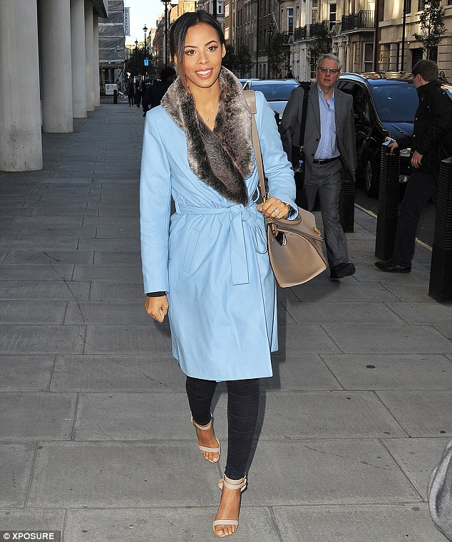 Saturday >> Rochelle Humes - Página 17 1414501437110_wps_45_28_Oct_2014_LONDON_UK_ROC