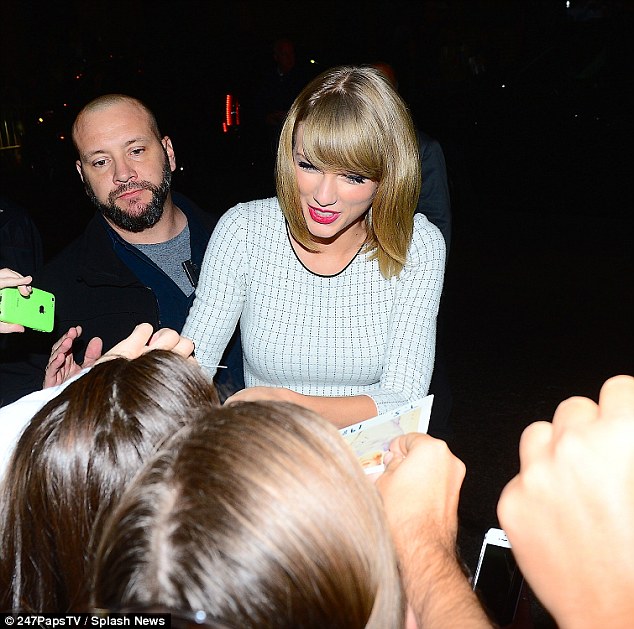 Taylor Swift shows how to make a big entrance and an even bigger exit 1414551695726_wps_8_Taylor_Swift_was_spotted_