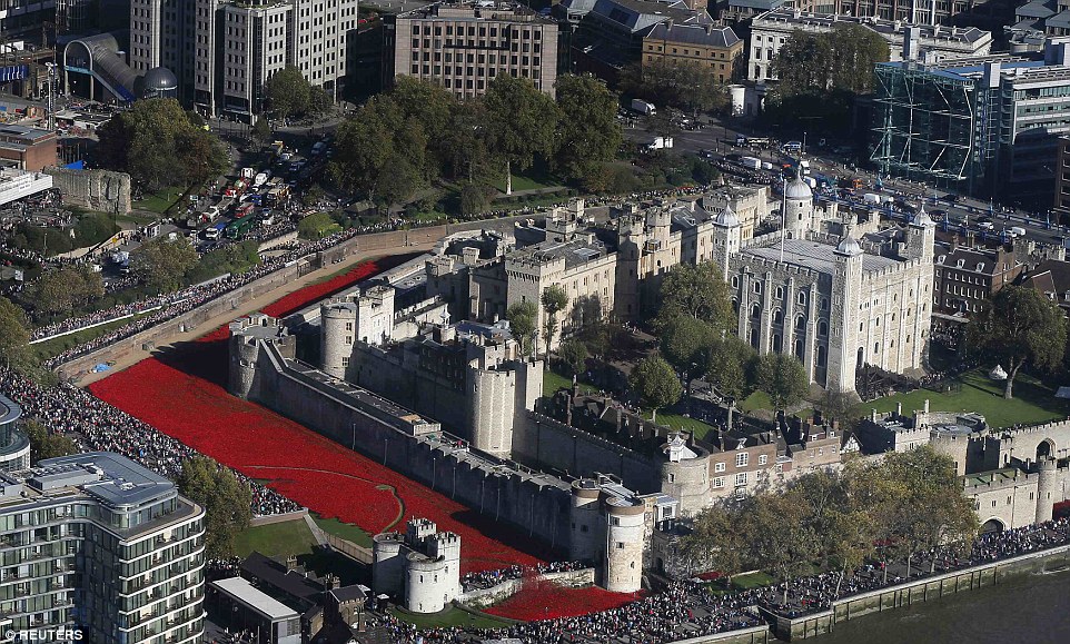 LEFT WING ART CRITIC SNEERS AT TOWER OF LONDON POPPY TRIBUTE 1414629019115_wps_24_Red_ceramic_poppies_that_