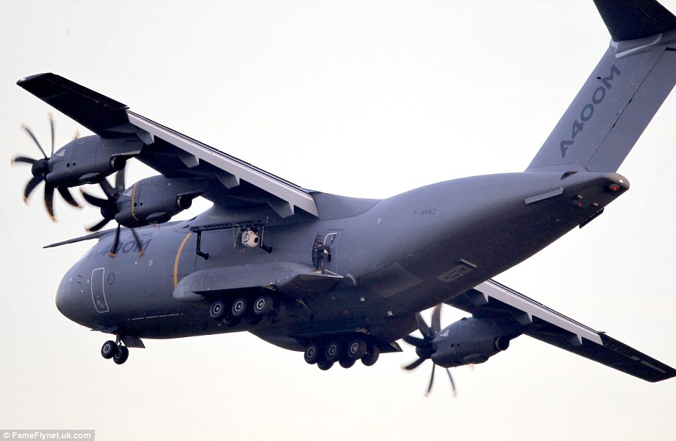 توم كروز & Airbus A400M 1414963156119_wps_80_Picture_Shows_Tom_Cruise_