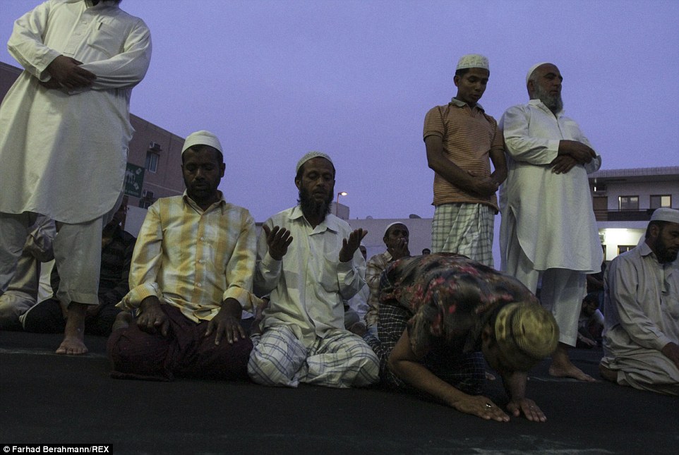 بالصور: أوضاع لا تصدق! «الوجه الآخر لمدينة دبي».. صور صادمة للأوضاع غير الآدمية للمهاجرين 23B24F4A00000578-2859734-image-m-117_1417642147666