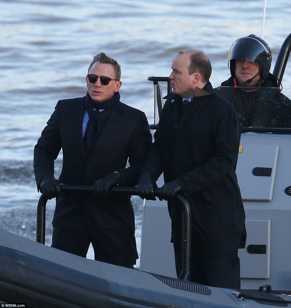 Bond filming in London 241122E600000578-2874348-Still_got_it_Handsome_46_year_old_Daniel_looked_slick_in_a_pair_-a-125_1418647617868