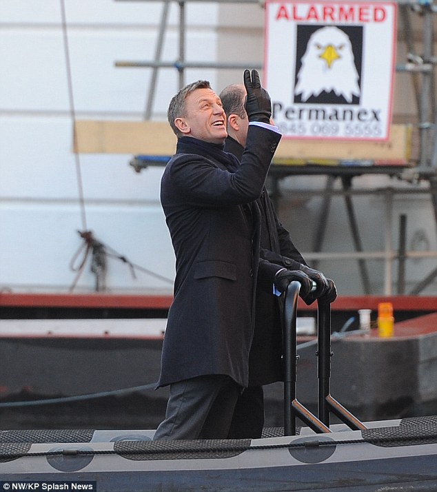 Bond filming in London 2417693100000578-0-image-a-4_1418732370522