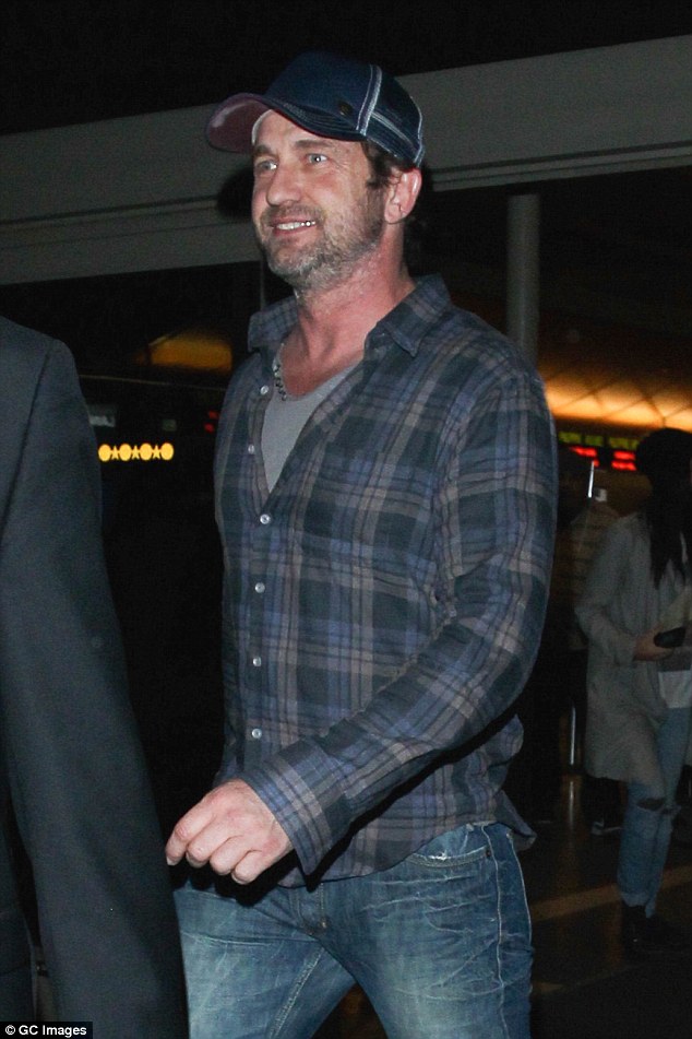 Gerard Butler Gets a Ride From His Girlfriend Morgan Brown at the Airport 2450B44200000578-0-image-a-8_1419875128136