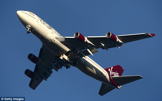 [Internacional] Problema no trem de pouso faz avião retornar a aeroporto de Londres 24512C0100000578-2890093-image-a-80_1419868237351